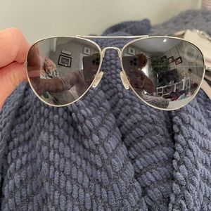 Maui Jim aviators.
